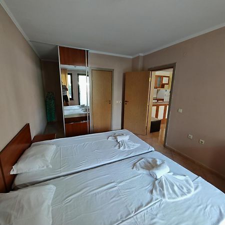 Marina Delfin Apartments - Top Location & Pet Friendly Sveti Vlas Exteriör bild