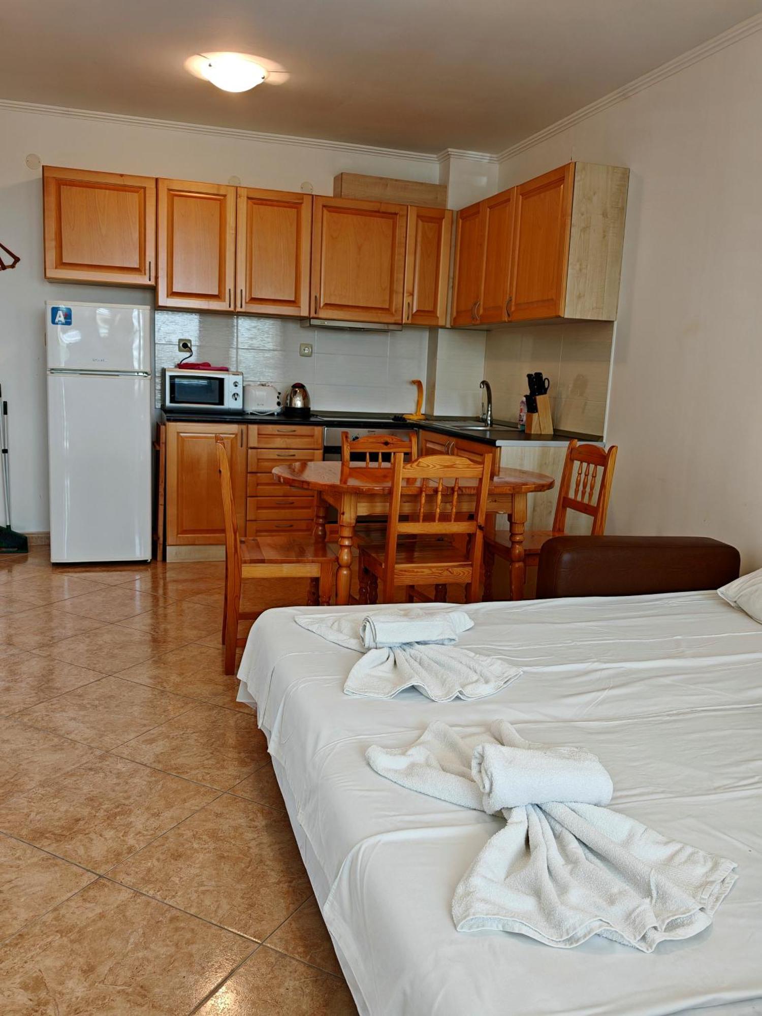 Marina Delfin Apartments - Top Location & Pet Friendly Sveti Vlas Exteriör bild